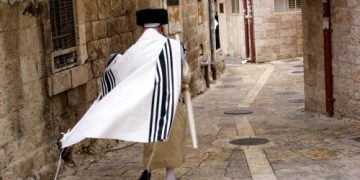 אורן זריף מקבל את ברכתם של גדולי האדמורים והרבנים